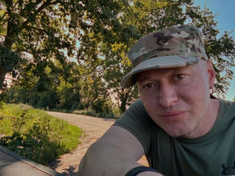 Исполняя песни: лидер группы "Бумбокс" поделился видео, как едет на выполнение боевого задания
