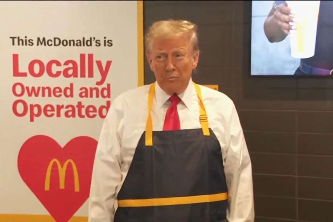 Такого ви ще не бачили: Трамп влаштувався на роботу в McDonald's та посмажив картоплю відвідувачам