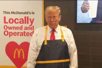 Трамп устроился на работу в McDonald's / Скриншот из видео Такого вы еще не видели: Трамп устроился на работу в McDonald's и пожарил картошку посетителям