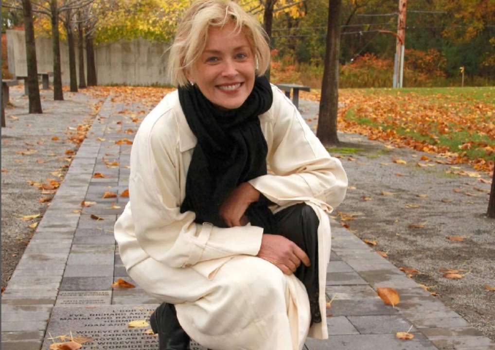 Шэрон Стоун сверкнула бюстом в танце/Фото: instagram.com/sharonstone Шэрон Стоун сверкнула бюстом в танце