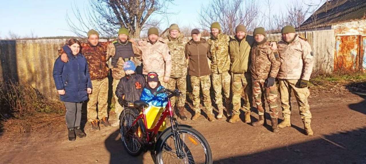 Бійці ТрО зробили неочікуваний сюрприз для хлопчика з Харківської області/Фото: Facebook 103 бригади ТрО Здійснили давню мрію: військові зробили подарунок для 8-річного хлопчика, який пережив окупацію