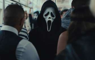 Дженна Ортега против Ghostface: появился трейлер шестой части хорора "Крик"/Кадр с трейлера Мужчина в маске призрака из фильма "Крик"