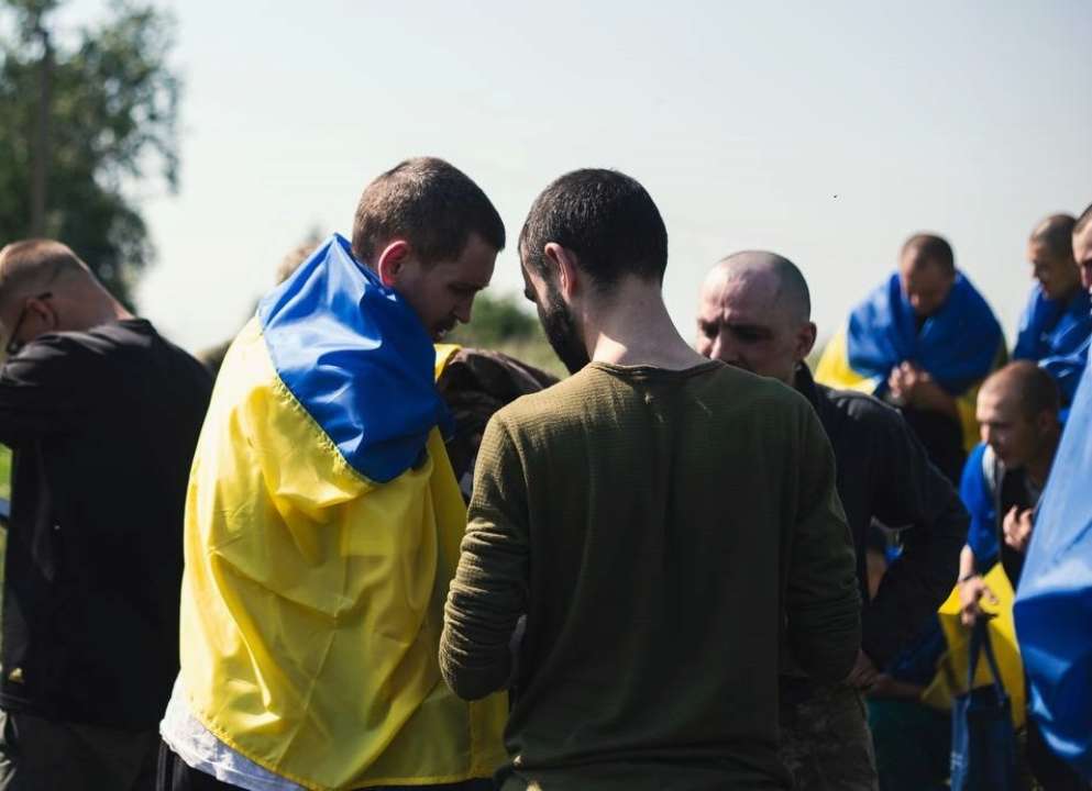 "Донечко, я вже вдома!" – перший дзвінок прикордонника, який щойно повернувся з полону/Фото: Омбудсман України "Донечко, я вже вдома!" – перший дзвінок прикордонника, який щойно повернувся з полону/Фото: Омбудсман України