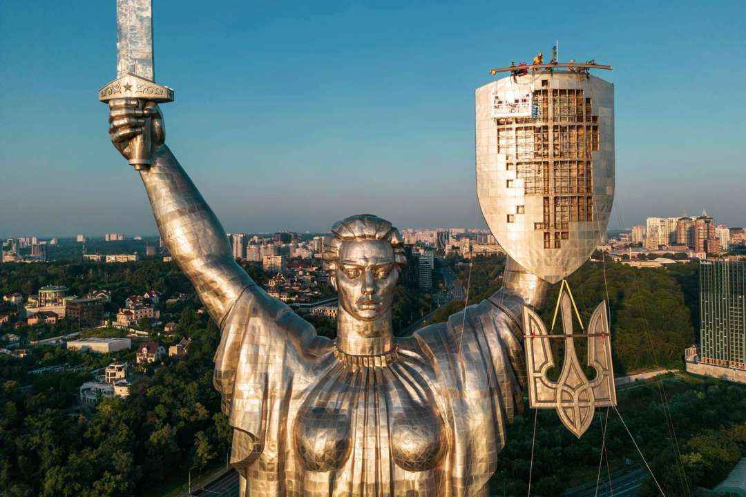 На "Батьківщині-мати" встановили тризуб. Фото: МКІП Батьківщина-мати