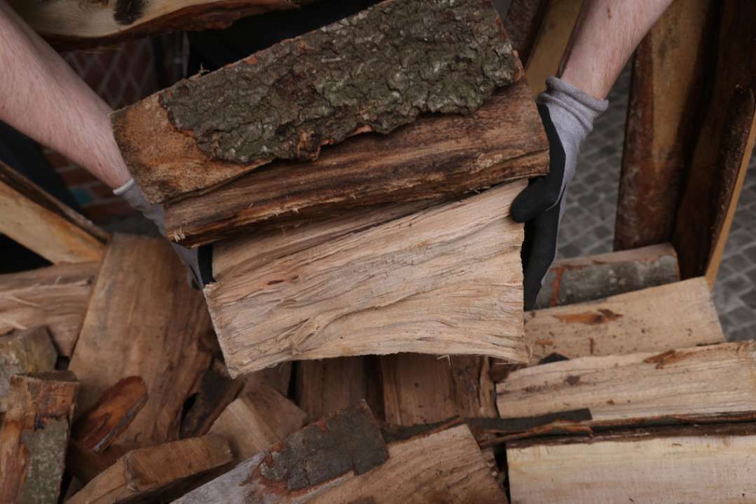 Уряд збирає дані про потреби вразливих верств населення у твердому паливі на наступний зимовий період/Фото: Getty Images