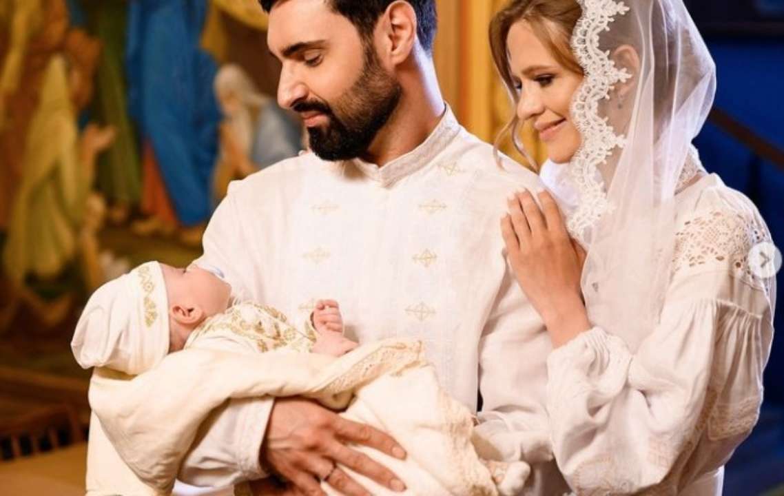 Козловський із сім'єю/Фото: instagram vkozlovskiy Віталій Козловський розчулив мережу зворушливими фото з 3-місячним сином