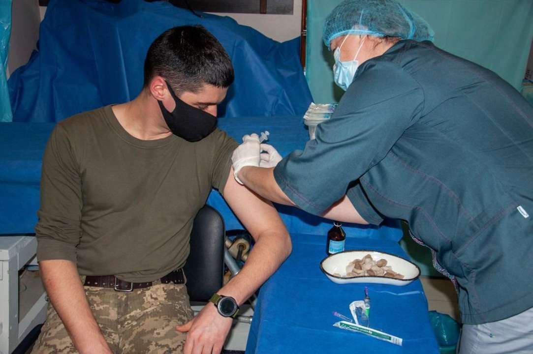 На Донбассе начался процесс вакцинации украинских военных
