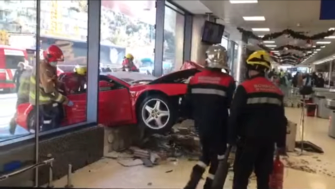 В Іспанії 82-річний пенсіонер протаранив торговий центр на Ferrari/Фото: скріншот з відео Ferrari