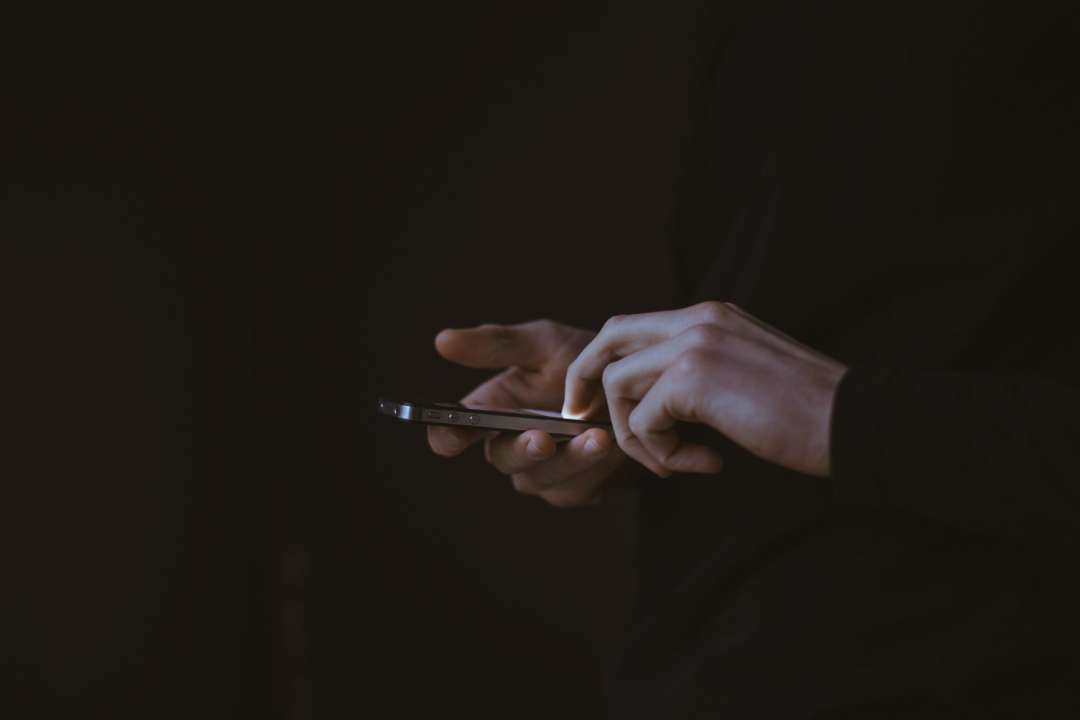 Чому після відключення світла зникає зв'язок/Фото: Unsplash Чому після відключення світла зникає зв'язок/Фото: Unsplash