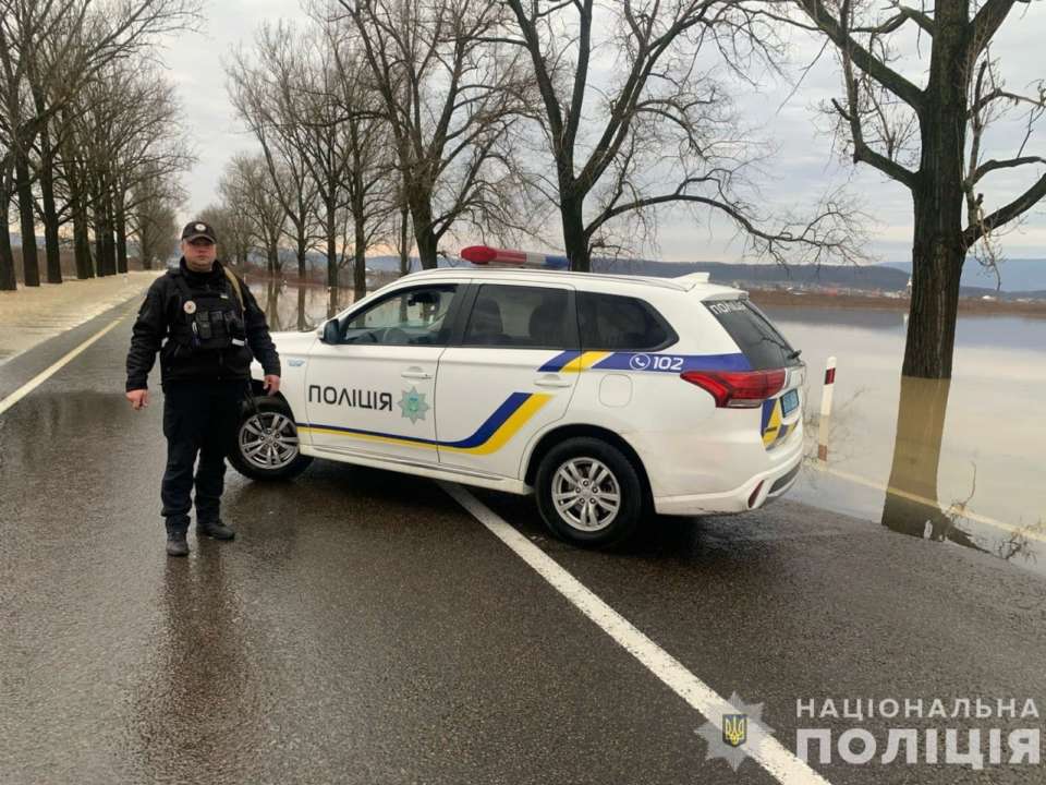 На Закарпатті ускладнений рух через підтоплення дороги