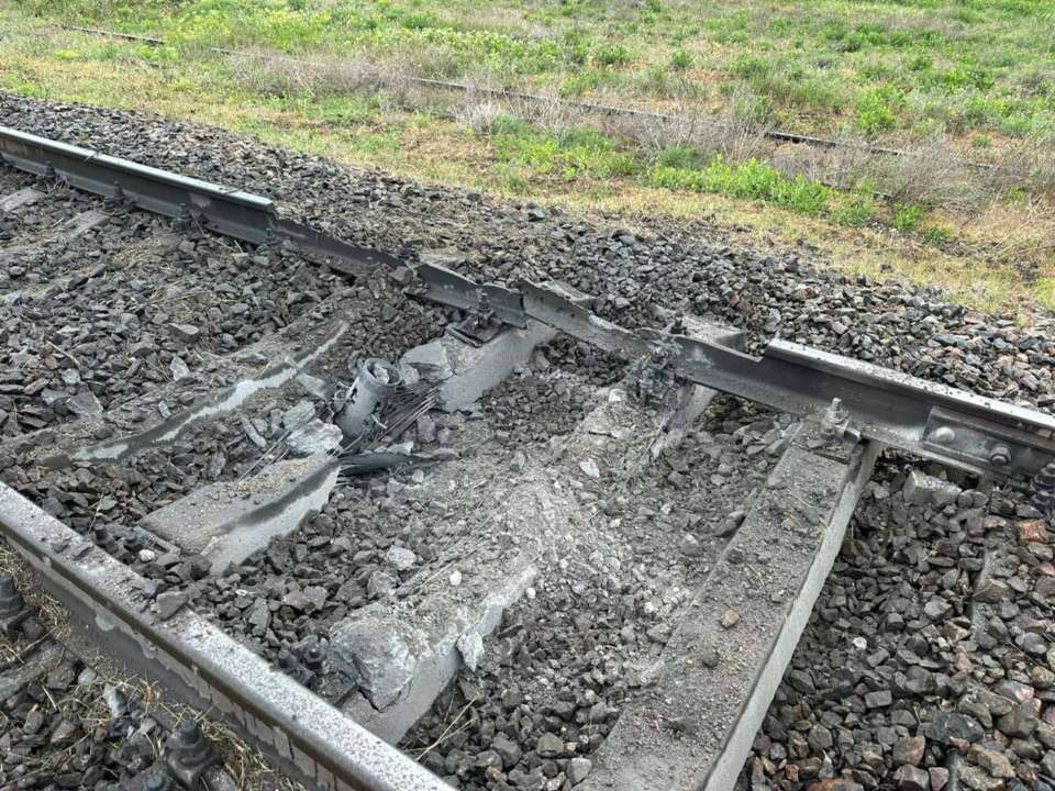 Ворог атакував залізничну інфраструктуру у Херсоні: рух потягів змінено