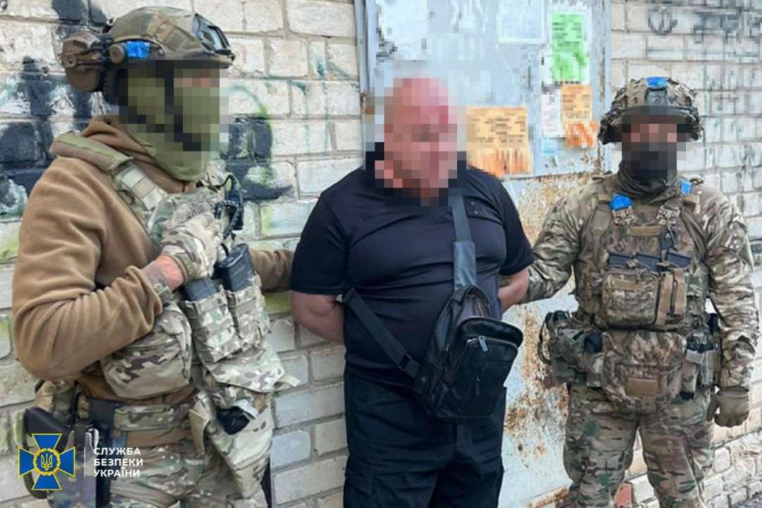 Було задокументовано, як фігурант намагався "вибити" з власника приватного медзакладу $500 тис/Фото: СБУ СБУ нейтралізувала злочинну групу, яка тероризувала жителів прифронтової Донеччини