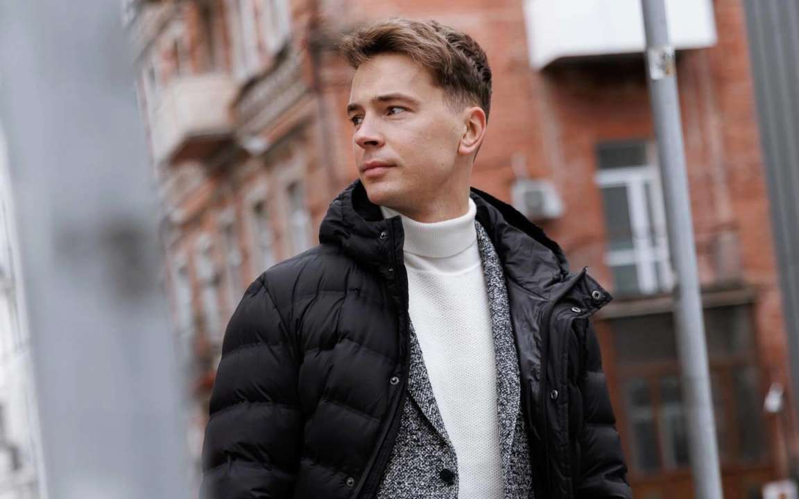 Богдан Шелудяк / Фото: instagram.com/bushe8 Богдан Шелудяк створив українську версію "Сам удома" з актуальними жартами