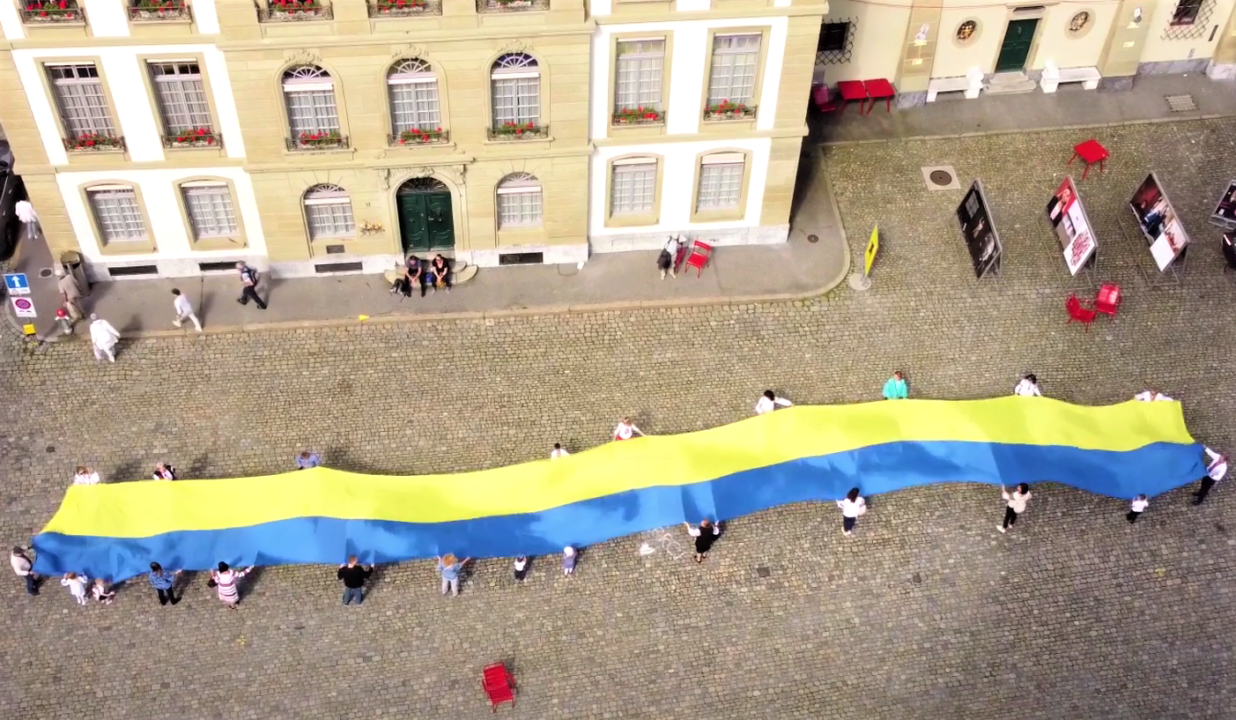 Український прапор розгорнули у різних країнах світу. Відео