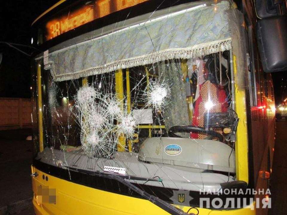 Фото: Полиция Киева (Facebook) В Киеве двое пьяных мужчин разгромили троллейбус и избили водителя