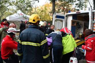 У Миколаєві з-під завалів дістали дитину/Фото: ДСНС У Миколаєві з-під завалів дістали дитину/Фото: ДСНС