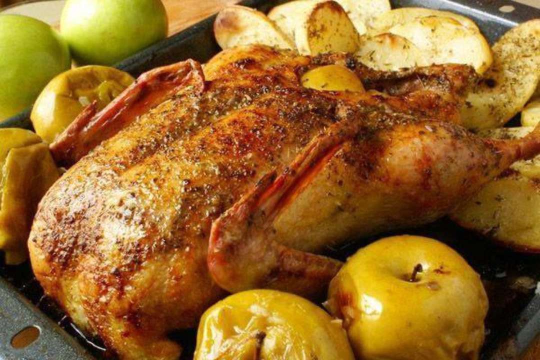 Рецепт невероятно вкусной утки, фаршированной гречкой и яблоками