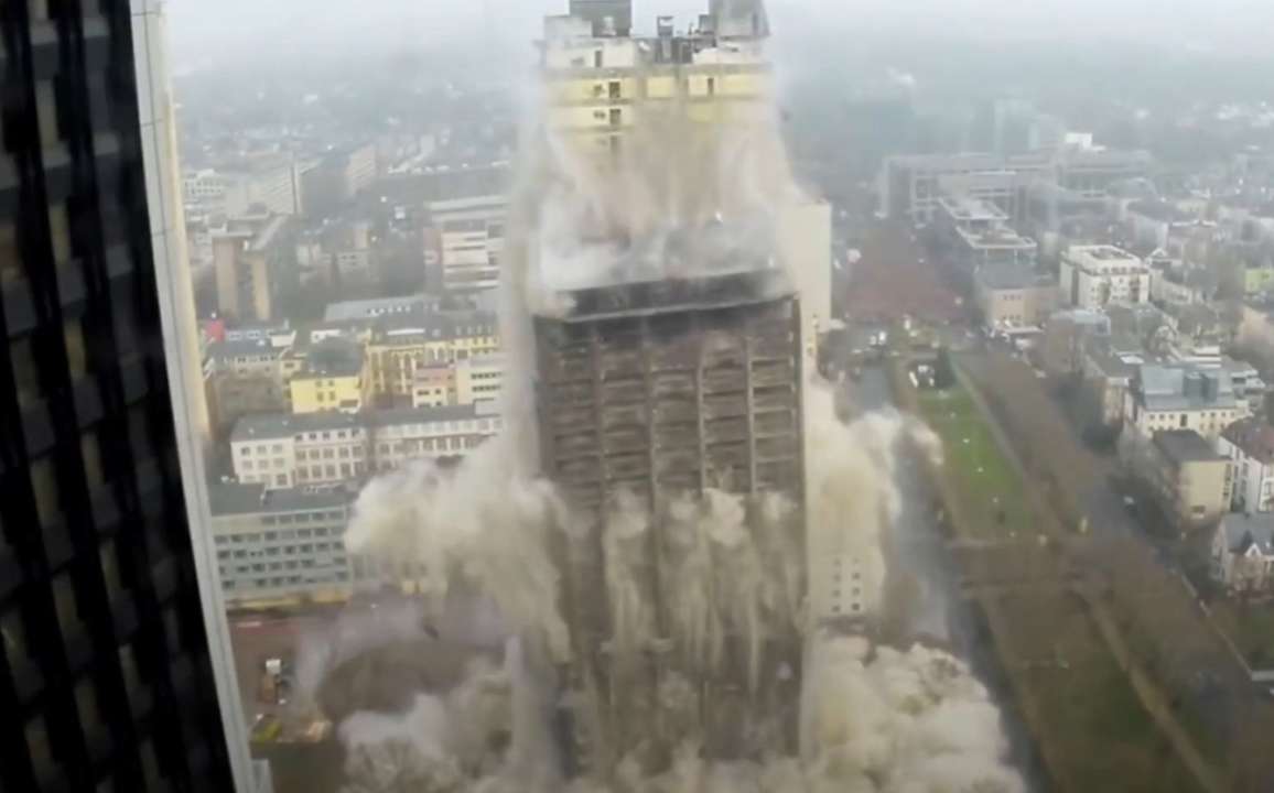 На видео можно увидеть феерический снос небоскребов Meena Plaza, AfE Tower и Ocean На видео можно увидеть феерический снос небоскребов Meena Plaza, AfE Tower и Ocean