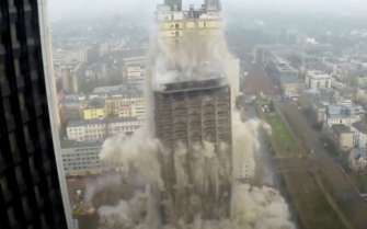 На видео можно увидеть феерический снос небоскребов Meena Plaza, AfE Tower и Ocean На видео можно увидеть феерический снос небоскребов Meena Plaza, AfE Tower и Ocean