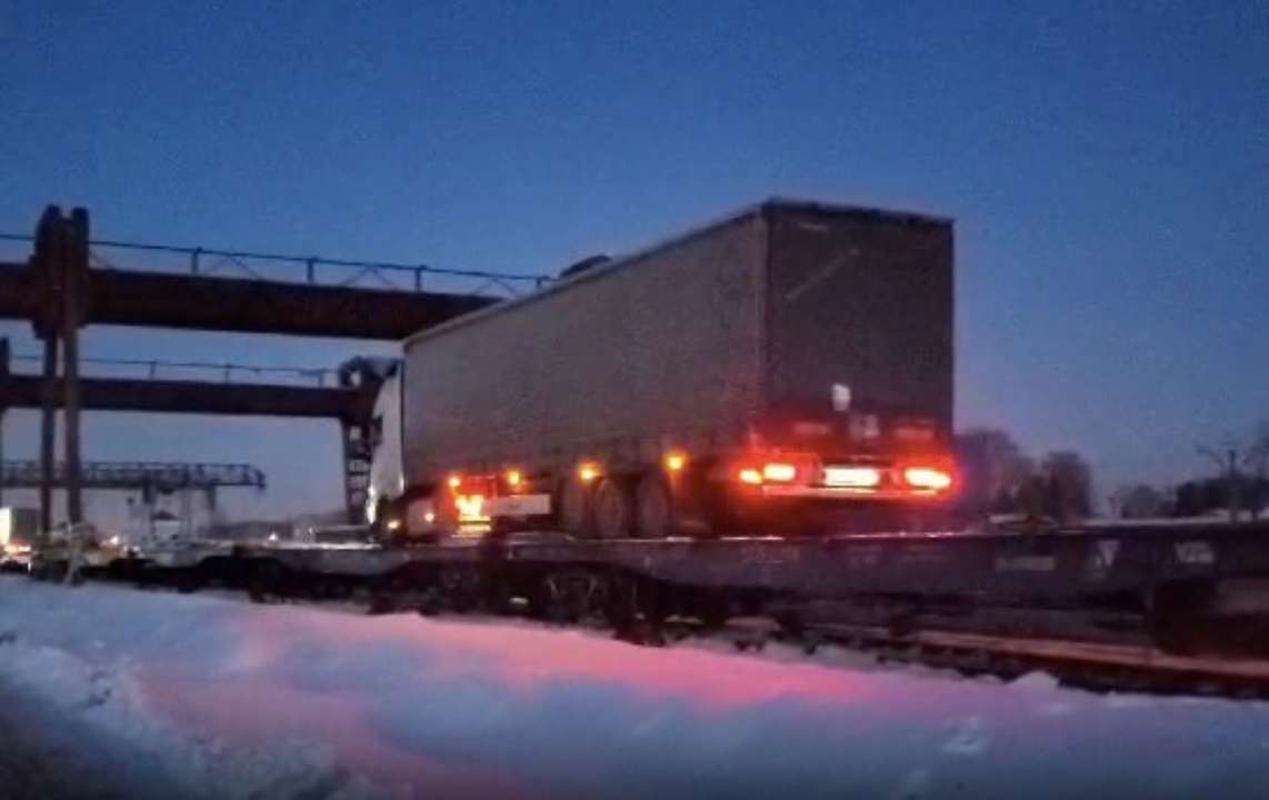 УЗ відправила першу партію вантажівок через кордон із Польщею / Фото: Скриншот УЗ відправила першу партію вантажівок через кордон із Польщею / Фото: Скриншот