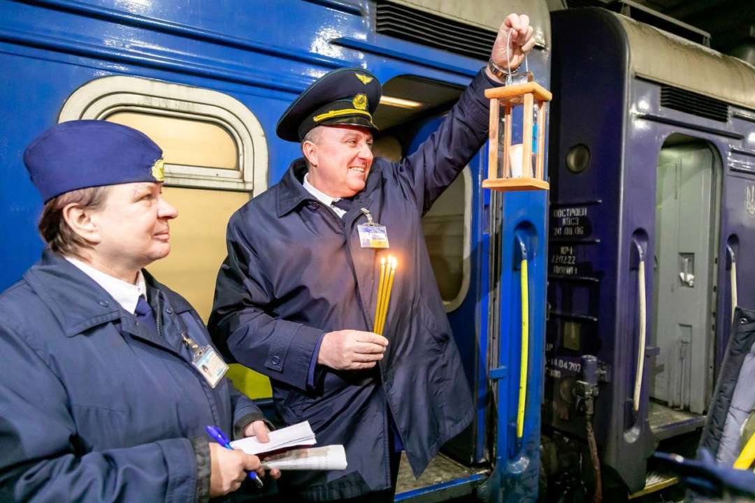 Компания доставила Вифлеемский огонь железнодорожным сообщением третий раз / Фото: t.me/UkrzalInfo Компания доставила Вифлеемский огонь железнодорожным сообщением третий раз / Фото: t.me/UkrzalInfo