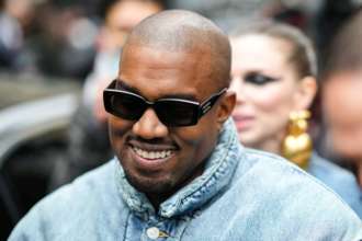 Donda 2: Каньє Вест випустив новий альбом лише на своїх музичних плеєрах/Фото: Edward Berthelot/Getty Images Каньє Вест випустив новий альбом лише на своїх плеєрах