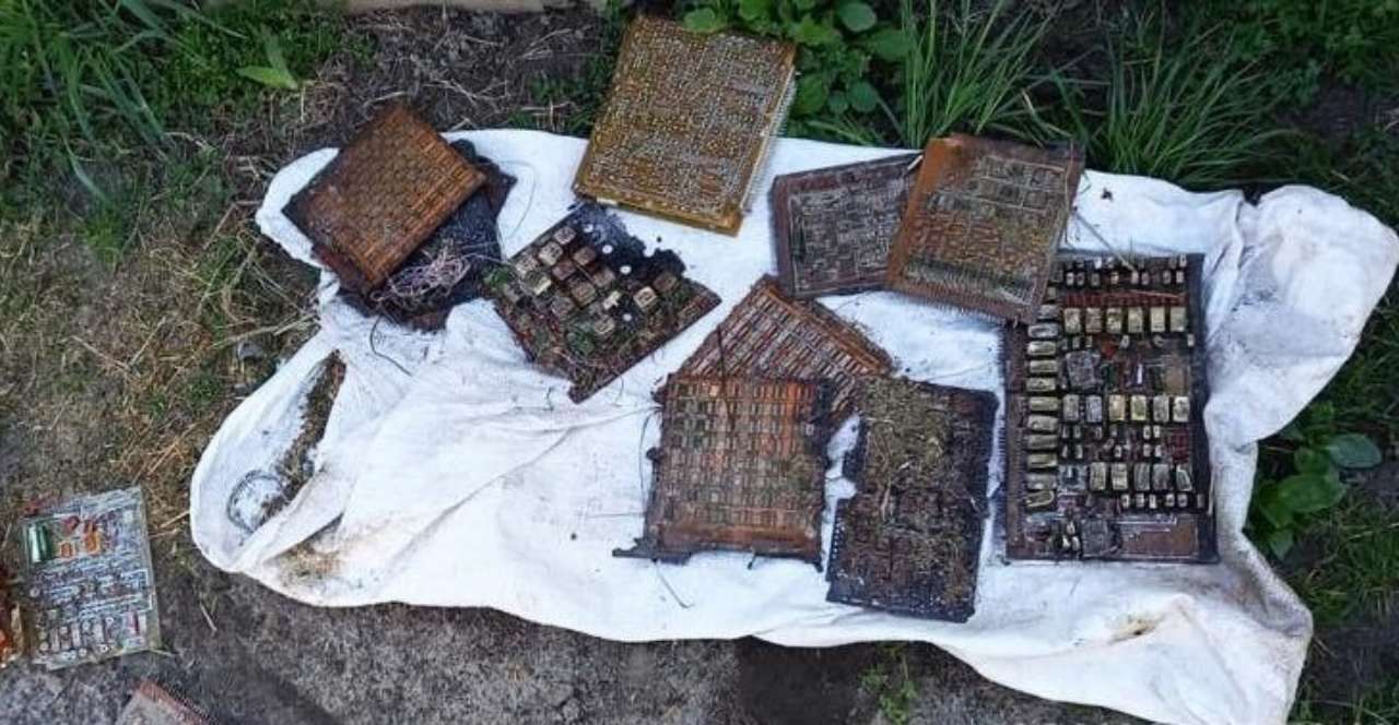 В Житомирской области местные жители разграбили упавший самолет ВСУ/Фото: Национальная полиция В Житомирской области местные жители разграбили упавший самолет ВСУ/Фото: Национальная полиция