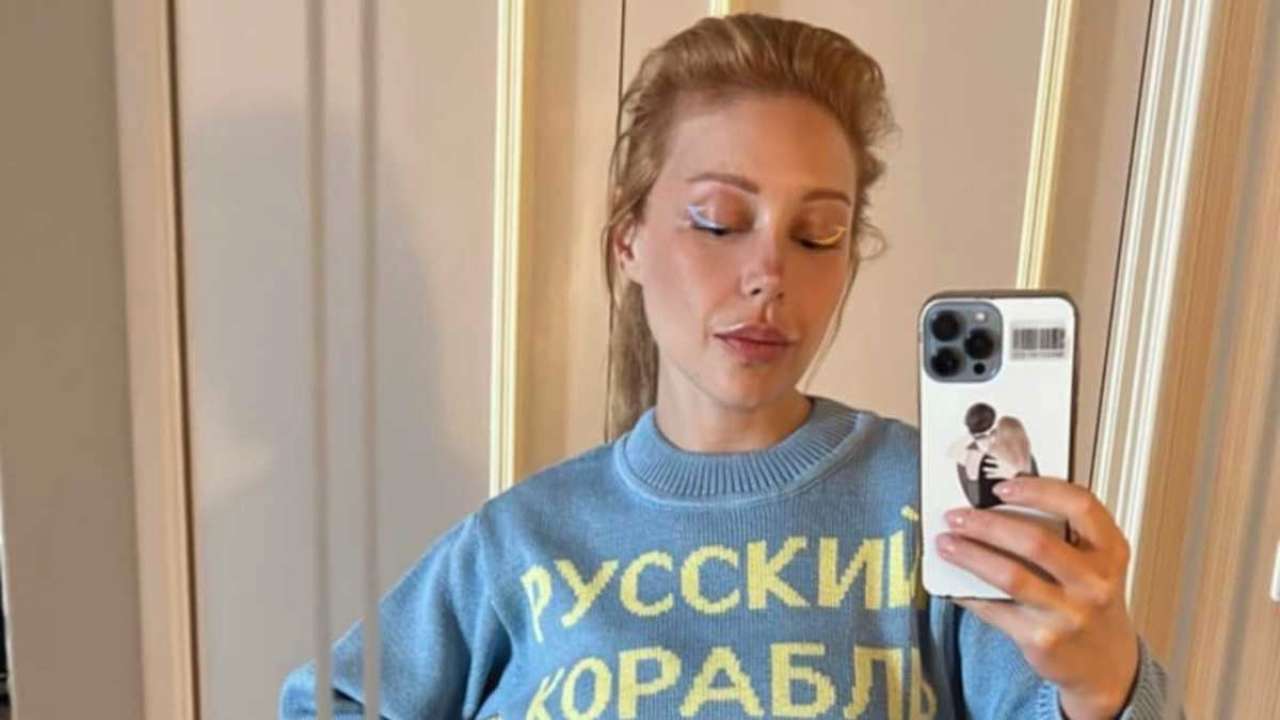 Тіна Кароль показала светр із посланням російському кораблю/Фото: Instagram