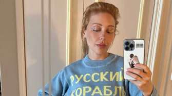 Тина Кароль показала свитер с посланием русскому кораблю/Фото: Instagram Тина Кароль показала свитер с посланием русскому кораблю/Фото: Instagram
