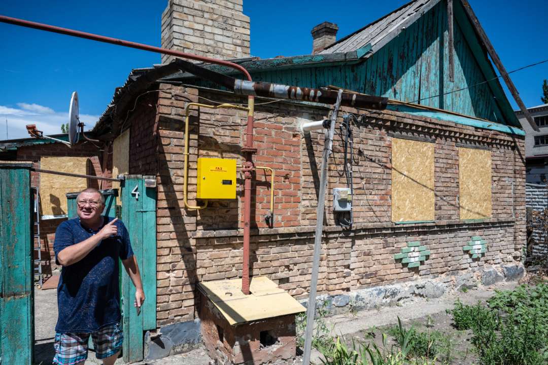 Житель прифронтового населённого пункта показывает последствия российских обстрелов