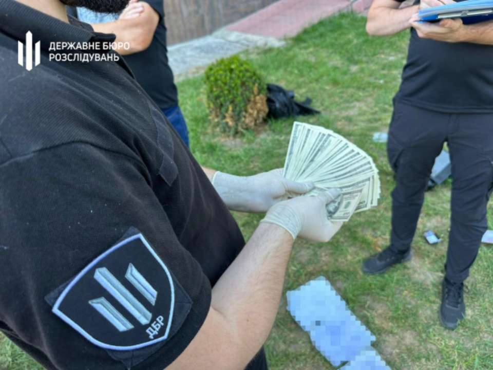 ДБР затримало на хабарах чиновника ДСНС/Фото: ДБР 8 тисяч доларів за захист від мобілізації: ДБР затримало на хабарях посадовця ДСНС