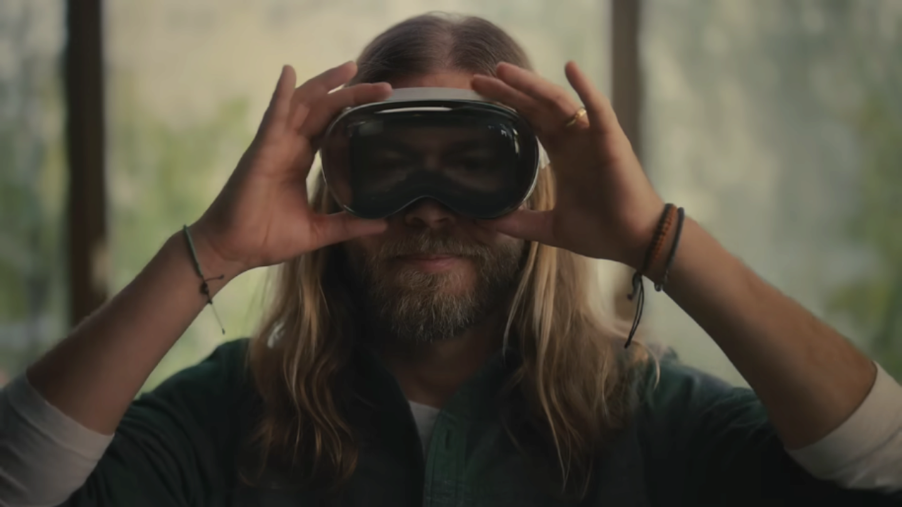 Чоловік надягає гарнітуру Vision Pro