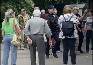 Харьковский ОТЦК прокомментировал скандальное видео драки на остановке/Фото: кадр из видео Харьковский ОТЦК прокомментировал скандальное видео драки на остановке/Фото: кадр из видео