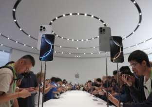 Скільки потрібно працювати в Україні та світі, щоб заробити на новий iPhone/Фото: Justin Sullivan/Getty Images Індекс iPhone: скільки потрібно працювати в Україні та інших країнах, щоб заробити на iPhone 16 Pro
