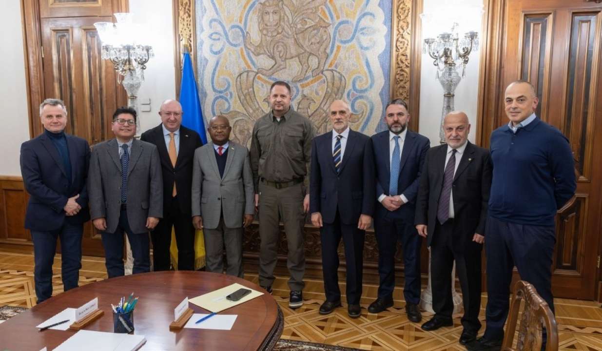 Андрій Єрмак з випускниками/Фото: president.gov.ua Андрій Єрмак з випускниками