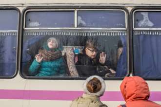 Украинцев принудительно депортируют на оккупированные территории или в Россию. Фото: GettyImages/Автор- Brendan Hoffman Жителей эвакуируют в Россию