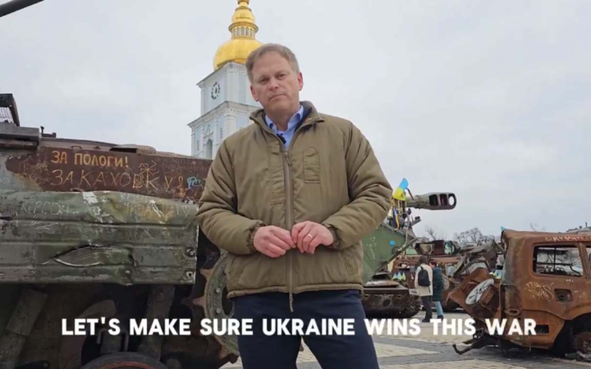Міністр оборони Британії записав звернення з центру Києва/Фото: скріншот "Я приїхав, щоб бити на сполох": міністр оборони Британії записав звернення з центру Києва