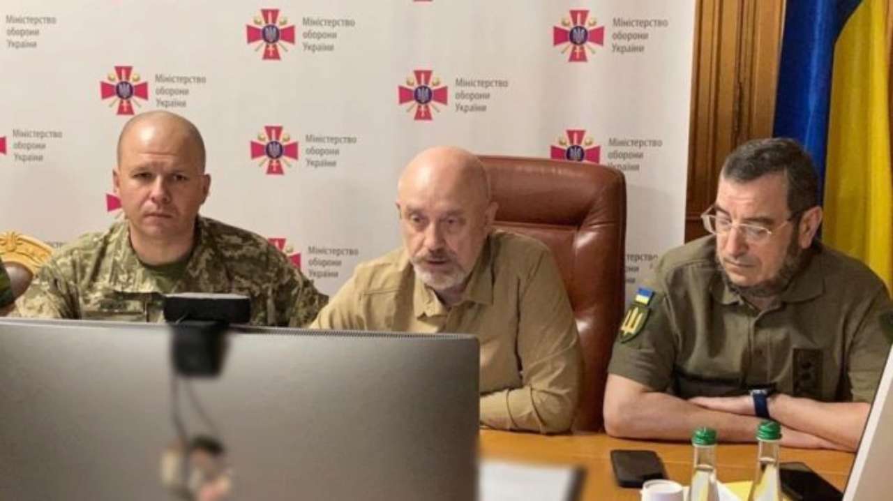 Резников рассказал о договоренностях по результатам встречи "Рамштайн-4"/Фото: Алексей Резников в Facebook Алексей Резников с коллегами на встрече 'Рамштайн-4'