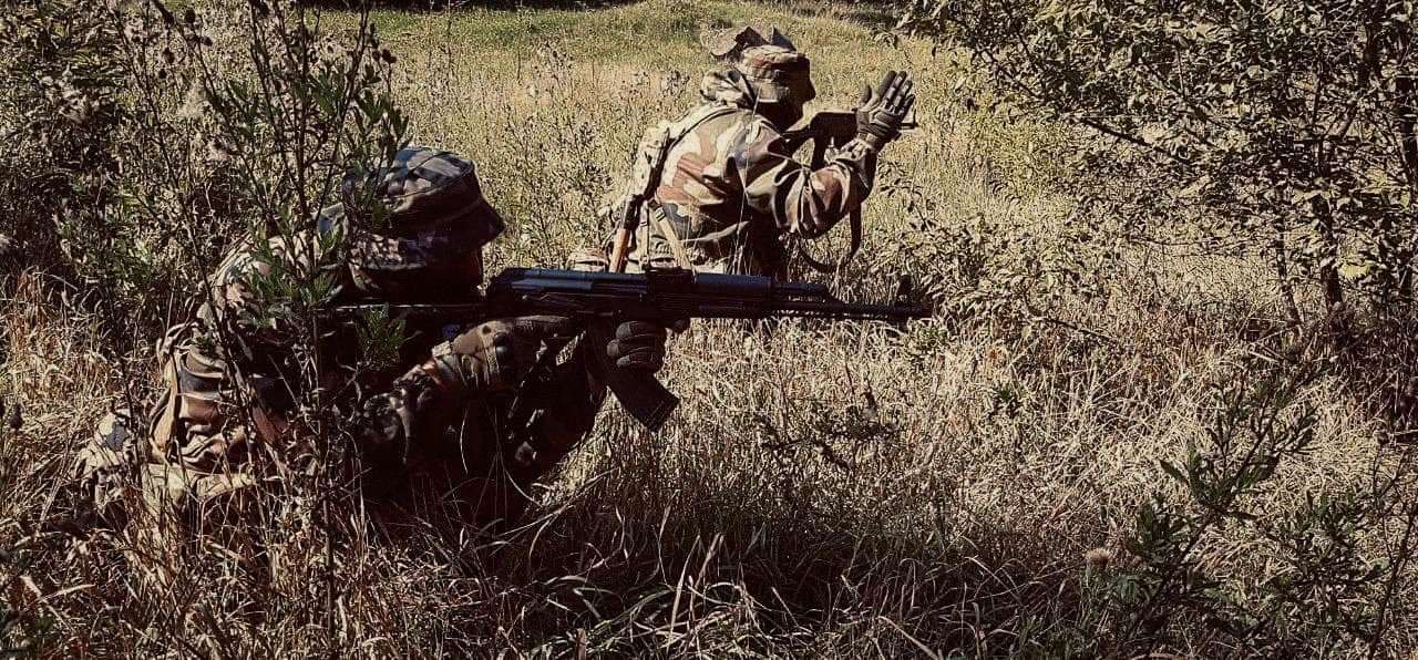 Украинские военные в степной местности