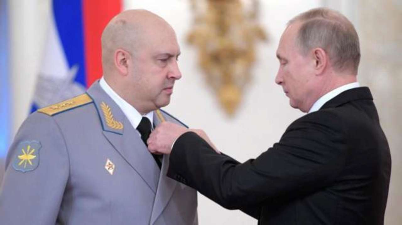 Кого пути назначили новым командующим вторжением в Украину/Фото: Flickr Путин награждает орденом генерала суровикина
