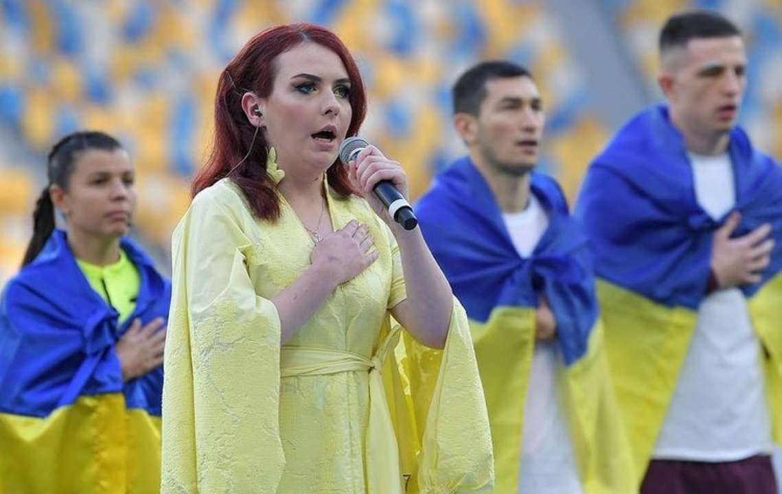 "Первая песня после ада": Пташка из "Азовстали" спела гимн на матче Шахтер – Динамо