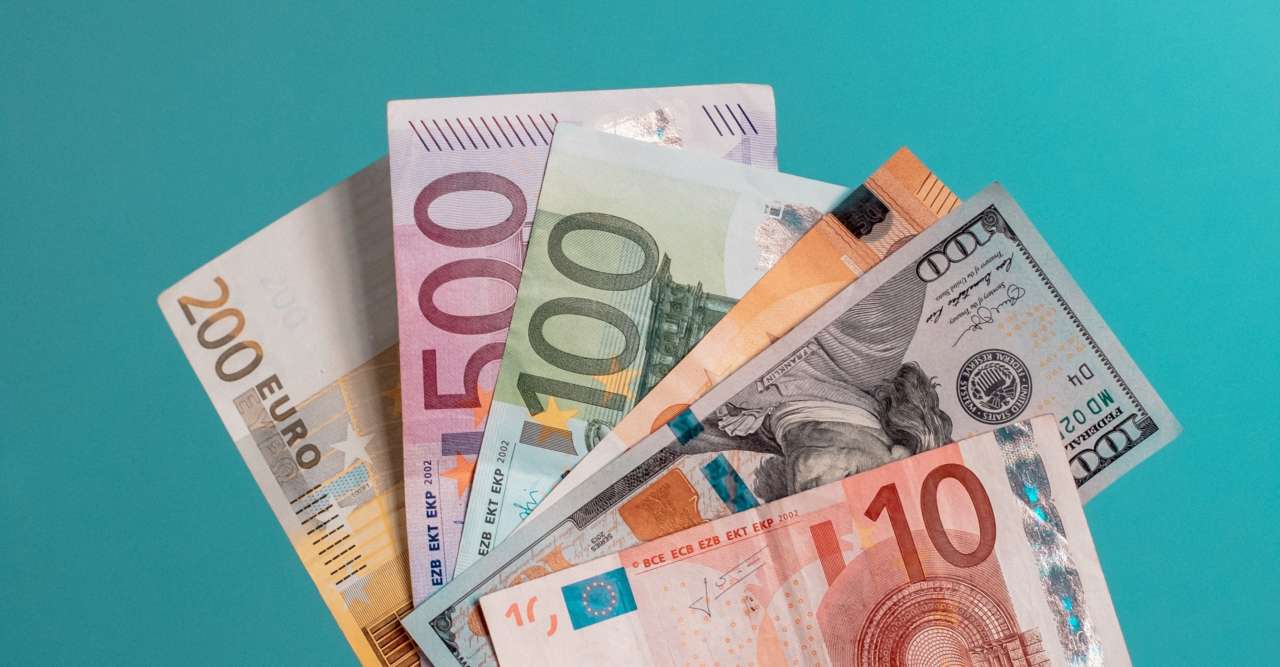 Курс валют на 6 апреля: евро пересек психологическую отметку