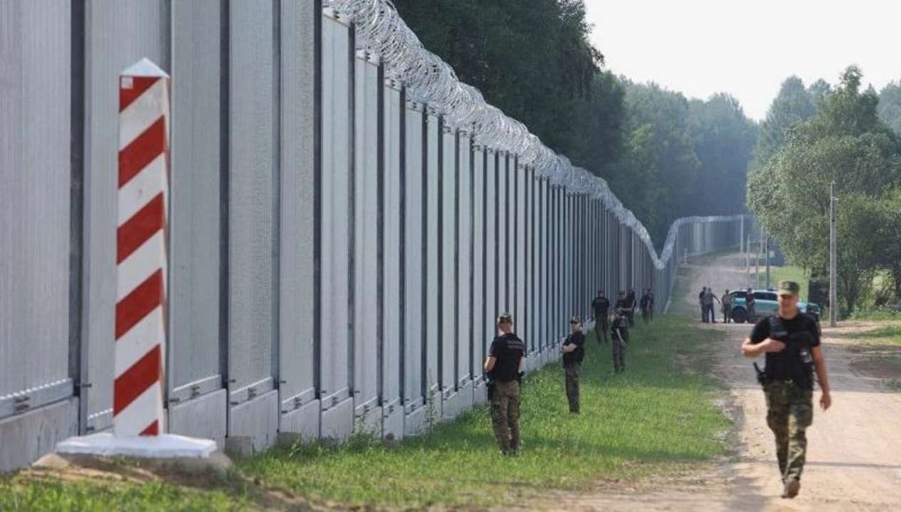 Пограничники Польши попали под обстрел с территории Беларуси Пограничники Польши попали под обстрел с территории беларуси