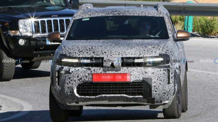 Шпигунські фото нової Dacia Duster. Фото: motor1 Dacia планує стати головним конкурентом Jeep у Європі, починаючи з майбутнього Duster