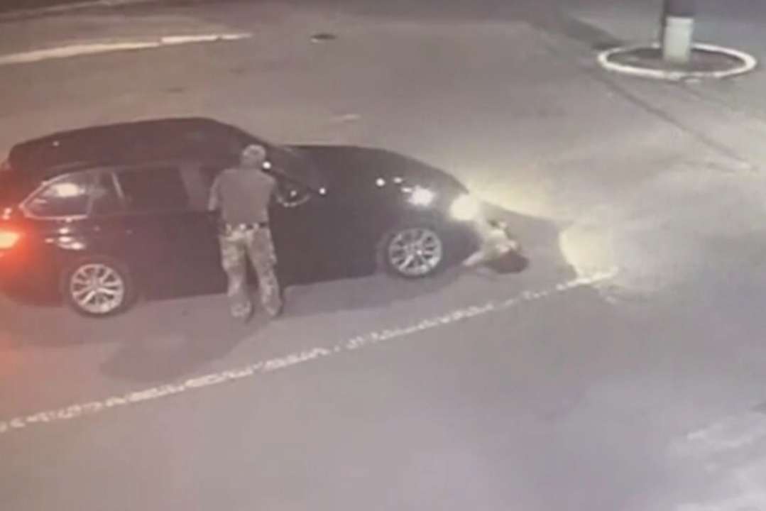 Іноземка намагалася провезти через кордон напівголого чоловіка/Фото: ДПСУ Іноземка намагалася провезти через кордон напівголого чоловіка