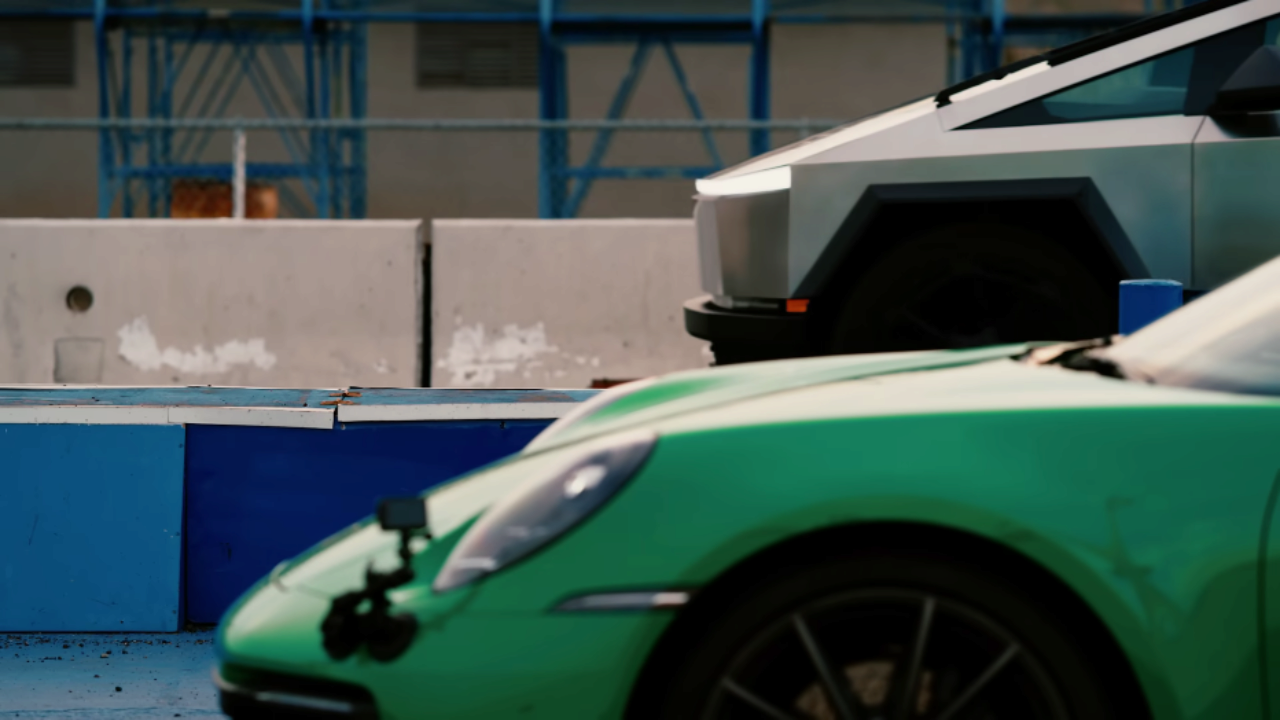 Tesla Cybertruck і Porsche 911