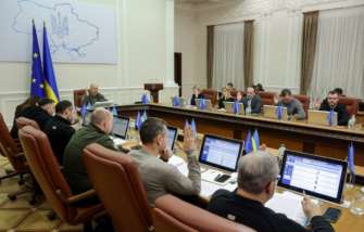 Через порушення функцій організму внаслідок хвороби чи травми деякі люди з інвалідністю не можуть пересуватися і обслуговувати себе, тож вони потребують стороннього догляду Через порушення функцій організму внаслідок хвороби чи травми деякі люди з інвалідністю не можуть пересуватися і обслуговувати себе, тож вони потребують стороннього догляду