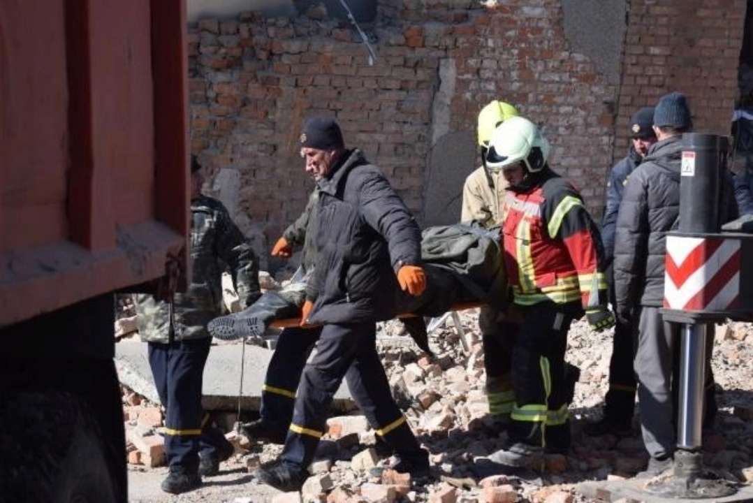 Во время ракетного удара по телевышке в Ровно погибли 9 человек, еще 9 ранены /Фото: rivne.media ГСЧС