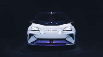 Фото: Alpine Alpine представила спортивный электрический хэтчбек A290_β с рулем посередине. Фото