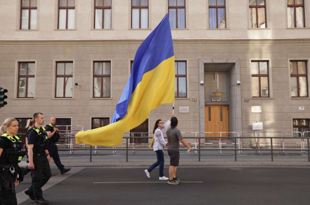 Опитування показало, скільки українців перекидають відповідальність за корупцію в уряді на президента/Фото: Sean Gallup/Getty Images Скільки українців перекидають відповідальність за корупцію в уряді на президента – опитування